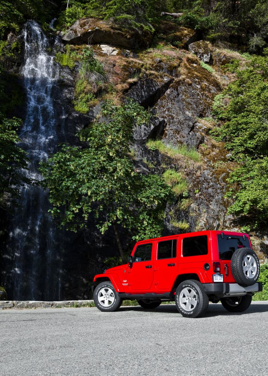  Jeep Wrangler Unlimited Sahara 2012 года  (фото 9 из 15)